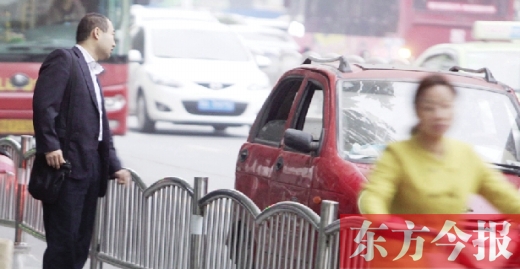 昨日下午5點40分，一男子久久未等到出租車，一輛“黑三輪”車主便和他搭訕