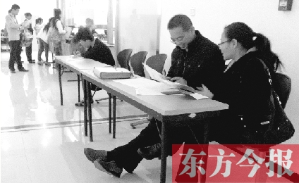 　　10月16日，鄭州市社保中心辦事大廳，新增的桌椅方便了前來辦理手續(xù)的市民