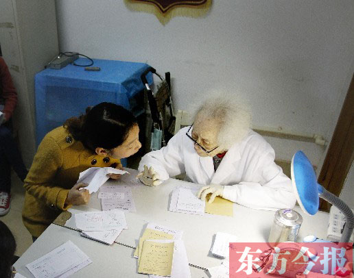 昨日，97歲的“醫(yī)生奶奶”胡佩蘭在給患者看病
