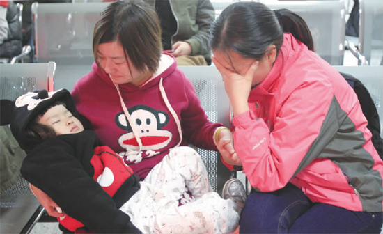 昨日，9時(shí)35分，堅(jiān)守在手術(shù)室外的嘟嘟在媽媽懷里睡著了，因被眼前的真情觸動(dòng)，今報(bào)記者趙丹流下了眼淚