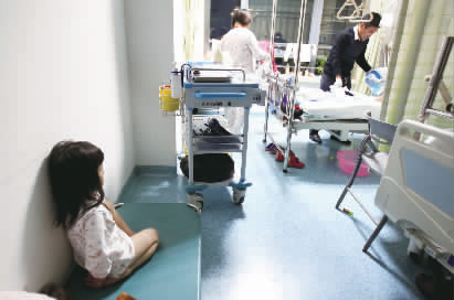 嘟嘟一早就醒了，小小的身體靠在墻邊看著爸爸進(jìn)行手術(shù)前準(zhǔn)備