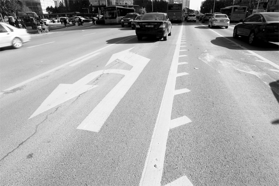 昨日，鄭州市金水路未來路口的“魚刺”車道，好多司機(jī)不知道咋走