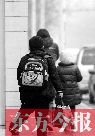 一名學生背著書包走出校門準備回家。教育部發(fā)布規(guī)定，其中明確規(guī)定教師收禮、有償補課等行為將受到相應(yīng)處分