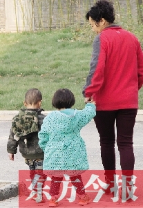 男孩兒姓“鄭”，女孩兒姓“周”（取“州”諧音），即“鄭州”之意，這一取名法得到了認(rèn)可