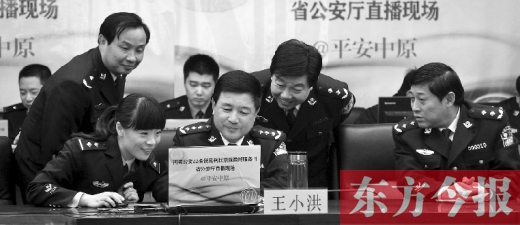 省公安廳廳長王小洪（中）和微博網(wǎng)友在進(jìn)行交談，發(fā)現(xiàn)問題現(xiàn)場馬上解決