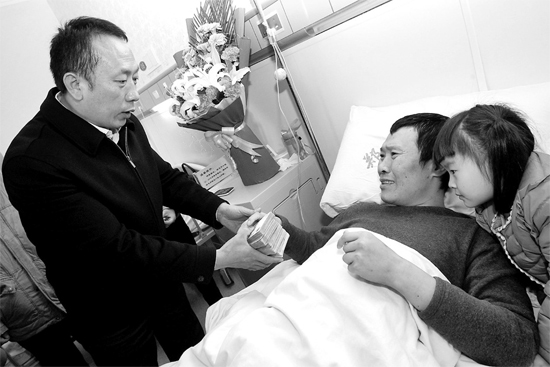 黃久生把五萬(wàn)元現(xiàn)金送到李剛的病房?jī)?nèi) 黃久生把五萬(wàn)元現(xiàn)金送到李剛的病房?jī)?nèi)