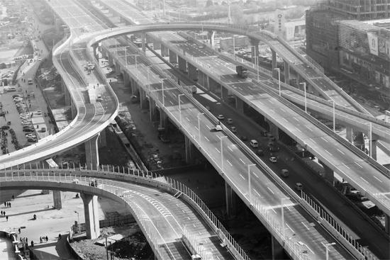 昨日，已經(jīng)開始施劃交通標(biāo)線的鄭州市三環(huán)快速路北環(huán)高架橋部分