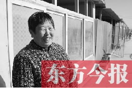 在京水村的臨時過渡區(qū)內(nèi)，一位大媽在儲存大白菜