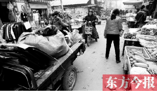 和所有的都市村莊一樣，老鴉陳也充滿著形形色色的人，窄窄的巷子因占道經(jīng)營變得更加狹窄