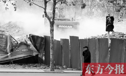 昨日，鄭州市未來路與緯四路交叉口一工地施工不除塵，加重了空氣污染