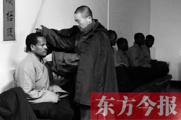 少林功夫講究禪武合一，坐禪當(dāng)然少不了,別看就是坐坐，姿勢(shì)都要師傅教