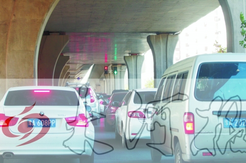 交警在東風(fēng)路從北向南上橋口處擺上反光錐，間歇放行