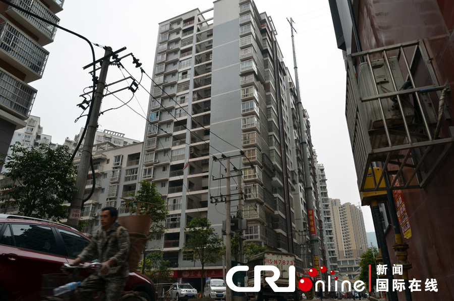 2013年4月2日，四川達城，電線桿足足有19層樓高，而且離小區(qū)住戶的房屋很近。圖片來源:張驥/CF