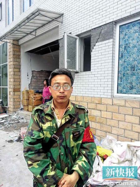 被免副鄉(xiāng)長楊成毅成災(zāi)區(qū)首位免職干部，接受新快報(bào)記者采訪時(shí)稱：“服從組織決定，大難當(dāng)前官位不要緊”