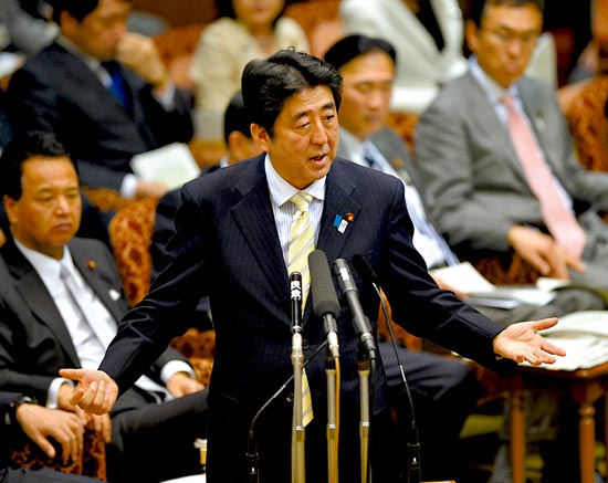 23日，安倍在參議院預算委員會發(fā)表講話。