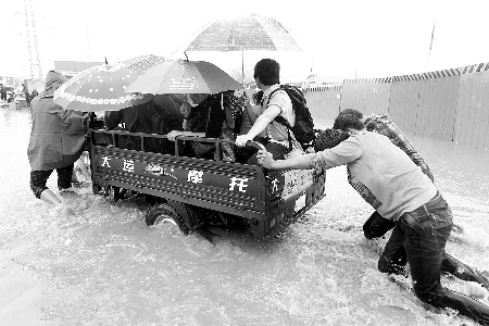 “擺渡”，每人5塊錢 記者 王春勝/攝