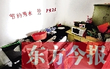 廁所進門中廳，擺放著灶臺、餐桌、床鋪等，乍一看像個客廳