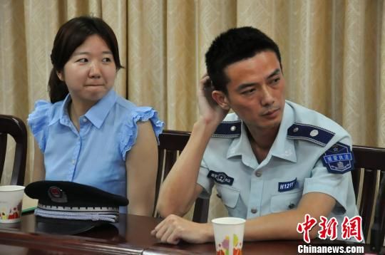 圖為參與“體驗(yàn)式執(zhí)法”的兩名城管隊(duì)員?！埱邸z