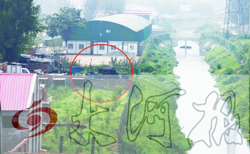 　彩虹橋西南側(cè)有一個(gè)大型地溝油加工窩點(diǎn)，廢水流入旁邊的排水渠。