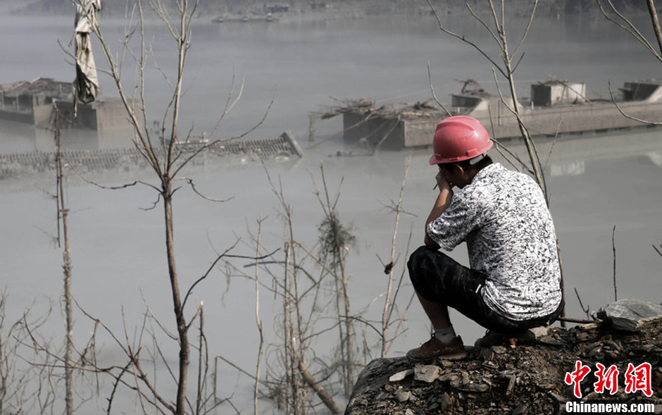 7月14日，四川綿陽，在水下沉寂了5年多的北川漩坪鄉(xiāng)浮出水面，如海市蜃樓飄浮在堰塞湖水面，回來看自己