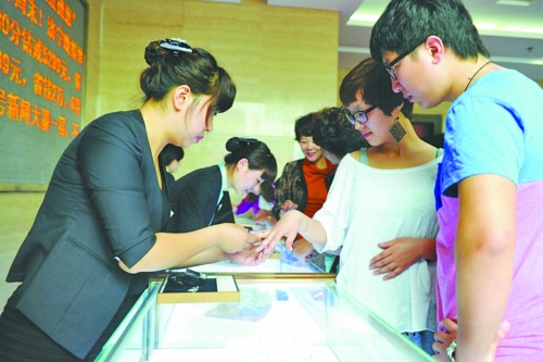 在北上廣等一線城市，鉆戒價(jià)格與國(guó)際接軌，價(jià)格不高，引發(fā)市民搶購(gòu)潮。