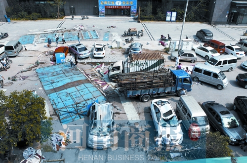 昨日上午，事發(fā)現(xiàn)場(chǎng)仍停有多輛被砸變形的汽車