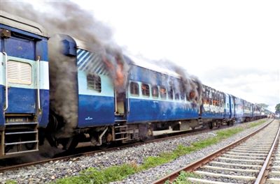 19日，撞人的火車被民眾點燃。