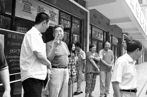 盧法舜（左二）伸出兩根手指，建議實(shí)行2元通票制。