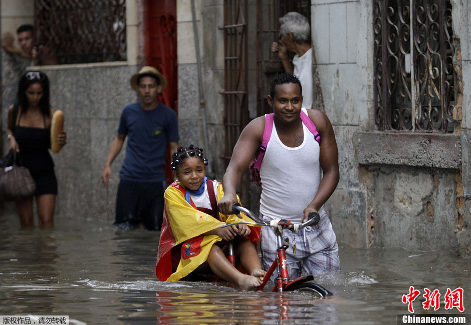 圖為哈瓦那民眾冒水出行。