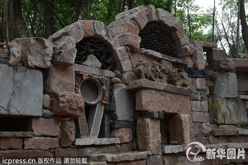 2013年9月23日，有網(wǎng)友近日?qǐng)?bào)料重慶一所大學(xué)正在修建稀奇古怪的校大門