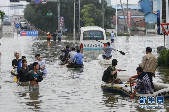 臺風(fēng)“菲特”造成浙江余姚市城區(qū)大面積被淹，城市交通基本癱瘓，部分區(qū)域停電停水。