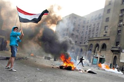 6日，穆爾西和穆兄會的支持者在開羅街頭示威，與警方發(fā)生沖突。消失了三個多月的前總統(tǒng)穆爾西將于下月受審。