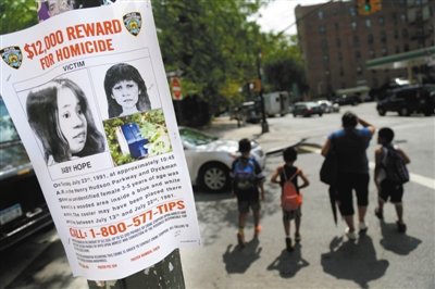 2013年7月23日，貼在紐約街頭的征詢線索傳單，這天是“希望寶寶”被發(fā)現(xiàn)遇害的日子，每年這天警方都