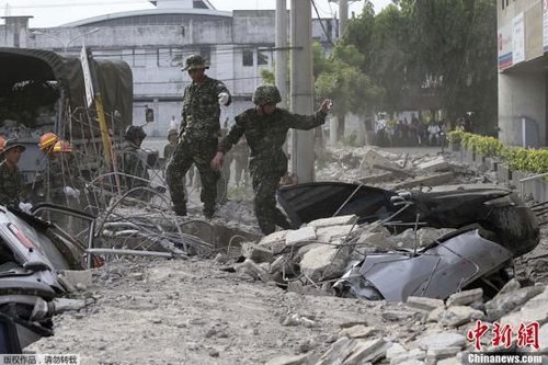 10月15日，菲律賓中部地區(qū)發(fā)生7.2級地震，災(zāi)情持續(xù)擴大，菲官方稱地震已造成宿務(wù)、保和等省份數(shù)十人遇難，數(shù)百人受傷，大批建筑物受損。圖為菲律賓軍方在搜救被困者。