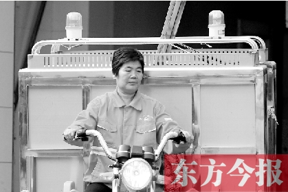 鄭州市金水區(qū)目前發(fā)放的第一批30輛新垃圾清運(yùn)車，已投入使用