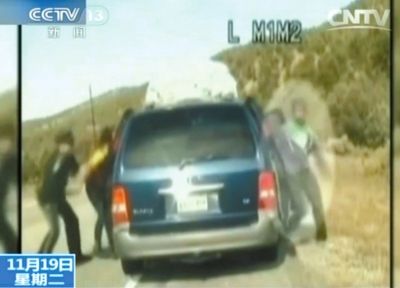 雷爾與警察爭(zhēng)執(zhí)，費(fèi)雷爾兒子下車試圖保護(hù)媽媽。