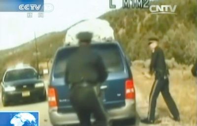 費(fèi)雷爾再次上車，警察拿警棍砸車窗。