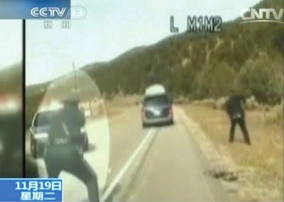 費(fèi)雷爾駕車逃走，警察連開(kāi)數(shù)槍。央視截圖