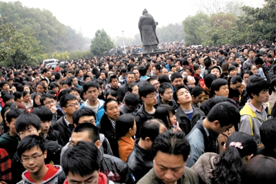 去年3月16日，武漢華中科技大學(xué)，“北約”、“華約”、“卓越”聯(lián)盟自主招生選拔考試湖北考點(diǎn)，考生等待進(jìn)場。 圖/CFP