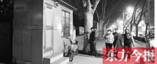 1月13日晚9點(diǎn)30分，鄭州市綠城廣場(chǎng)內(nèi)的公廁依然開放