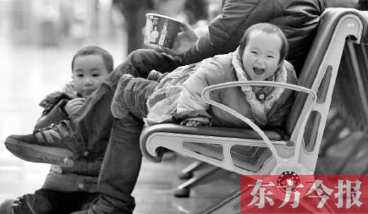 鄭州東站候車長椅上，哈哈，馬上回家過年有禮物收了