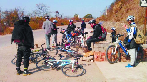 1月21日，他們路過湖南中路鋪鎮(zhèn)，在路邊短暫休息。