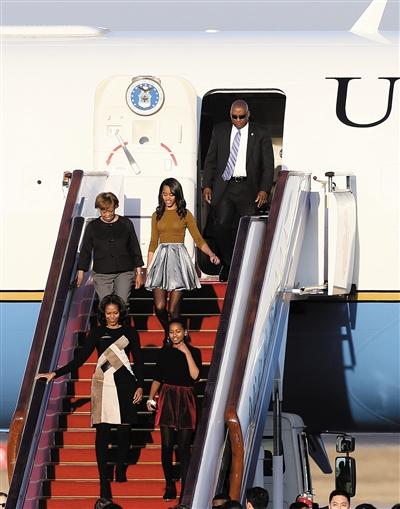 昨日下午5時(shí)30分，美國第一夫人米歇爾走出專機(jī)艙門，抵京開始訪華。與其一同來訪的家庭成員還有她的母親