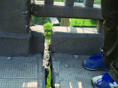 圖為大橋17號墩處橋面裂縫。梅建明 攝