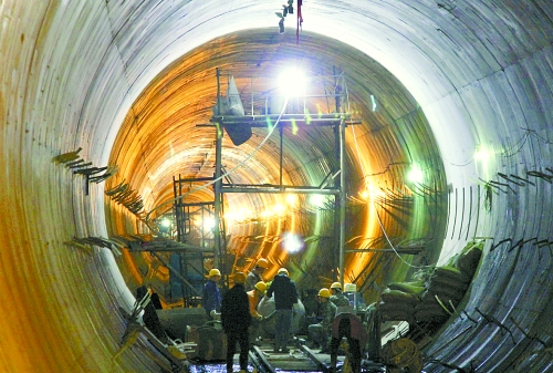 2012年12月30日，工人們在南水北調(diào)中線穿黃隧洞內(nèi)施工。