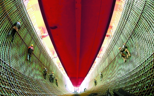 2月27日，南水北調(diào)中線鄧州湍河渡槽工程建設(shè)者在槽體內(nèi)扎鋼筋。