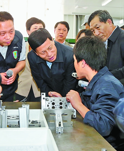 4月24日，省委副書記、省長(zhǎng)謝伏瞻在濟(jì)源虎嶺產(chǎn)業(yè)集聚區(qū)考察。