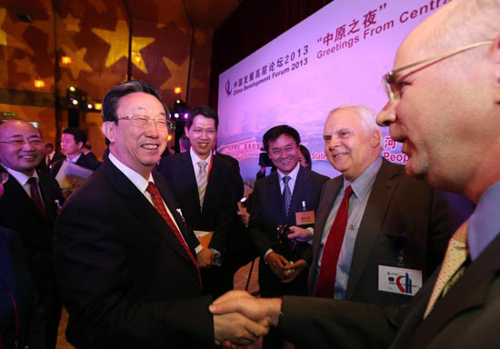 3月24日晚，省委書記、省長郭庚茂在參加中國發(fā)展高層論壇“中原之夜”活動時與外商親切握手交談。