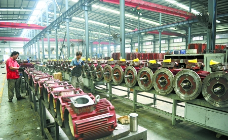 8月9日，南陽微特防爆電機有限公司員工生產出口訂單產品。