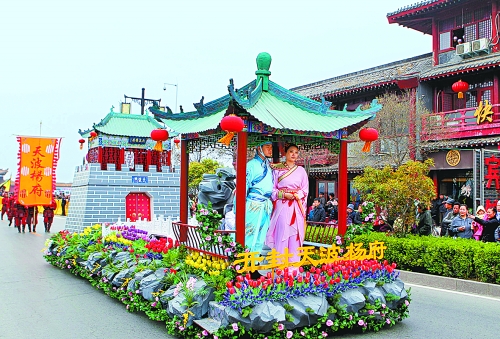 2013中國(guó)(開(kāi)封)清明文化節(jié)舉行大巡游活動(dòng)。記者 鄧放 攝